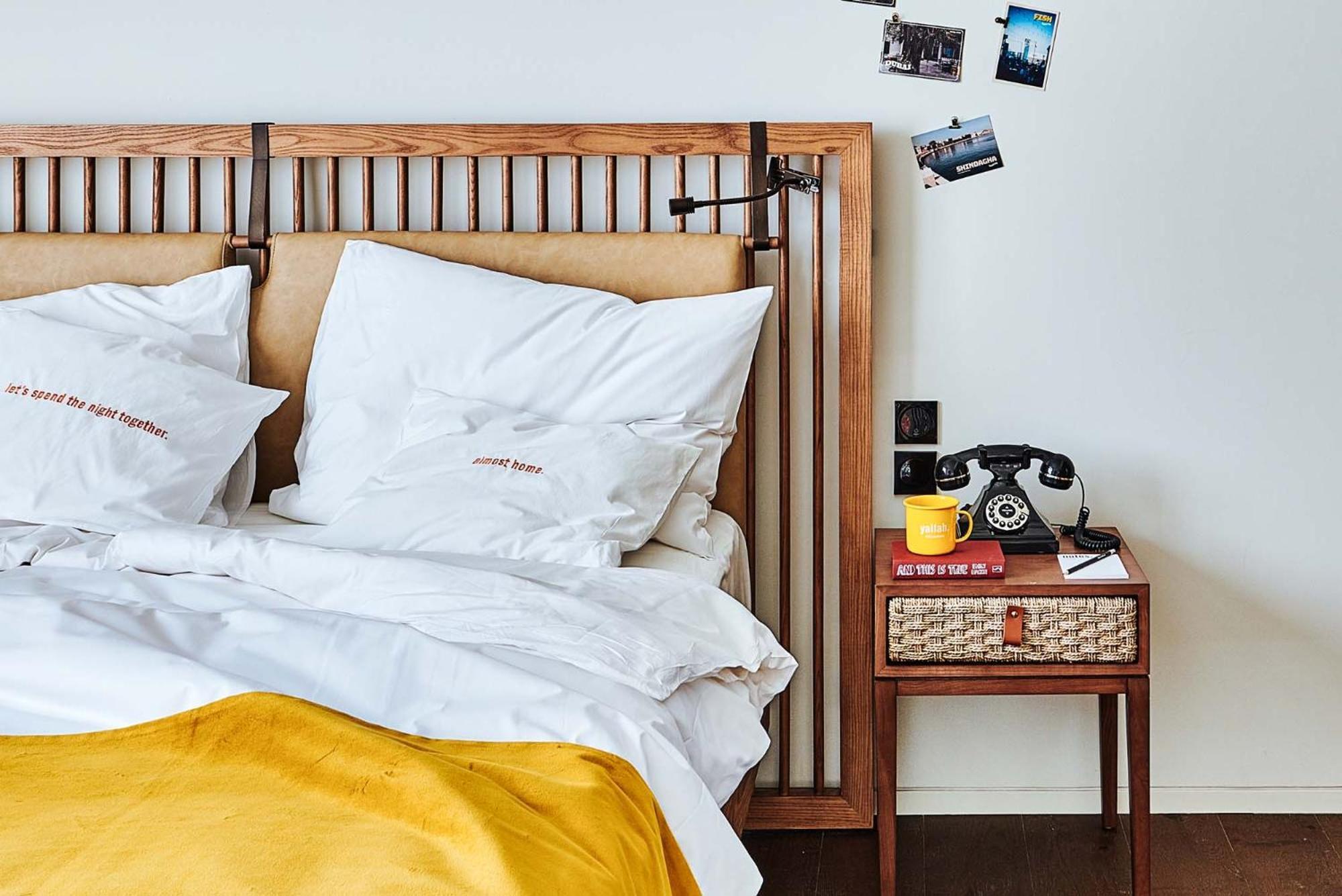 25Hours Hotel Dubai One Central المظهر الخارجي الصورة A bed with a nightstand